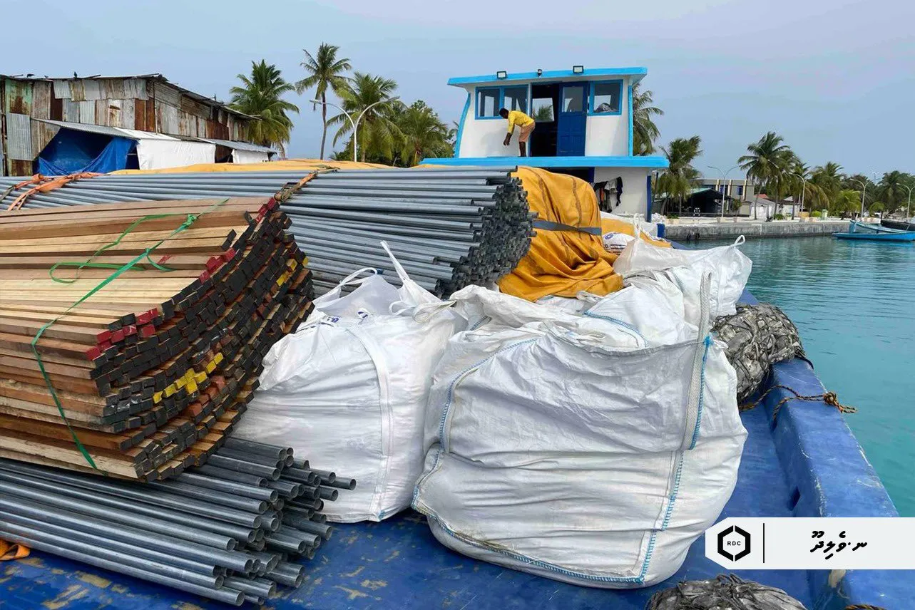 ވެލިދޫގައި އާރްޑީސީން ކުރިއަށް ގެންދާ ޕްރޮޖެކްޓްތަކަށް ބޭނުންވާ ސާމާނުތައް ގެންގޮސްފި