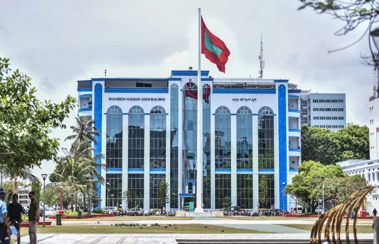 ފުލުހުންގެ މައި އިދާރާ ހުންނަ ޝަހީދު ހުސެއިން އާދަމް ބިނާ. ފޮޓޯ: ވޮއިސް