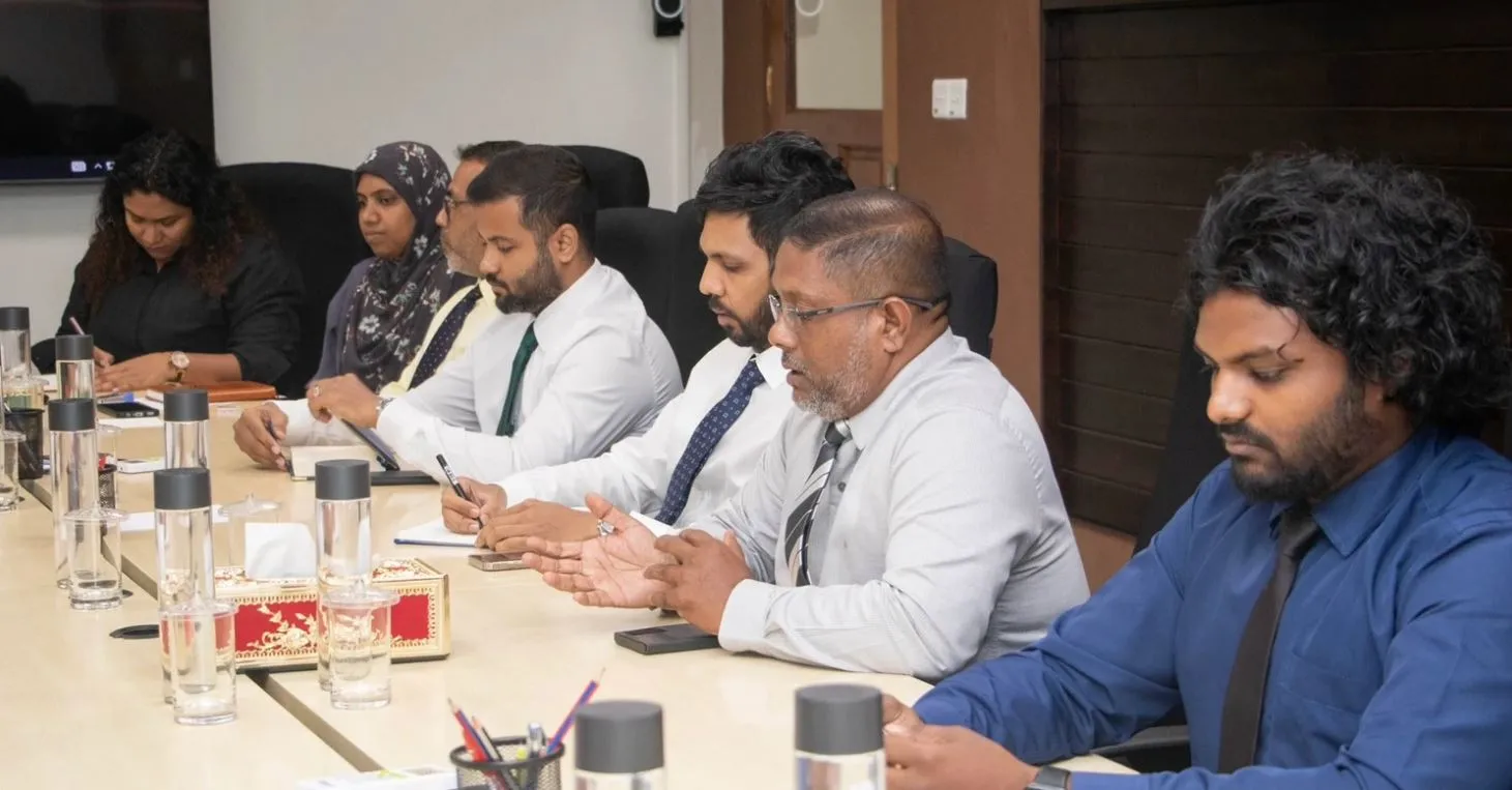 މަޝްރޫޢުތައް ކުރިއަށް ގެންދިއުމަށް ދިމާވާ ގޮންޖެހުންތައް ހައްލުކުރުމާއި ބެހޭގޮތުން އެކި ވުޒާރާތަކާއެކު މަޝްވަރާކޮށްފި