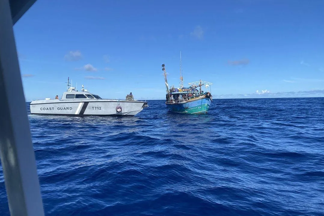 އޮޔާދާ މަސްބޯޓަށް ކޯސްޓްގާޑުން އެހީތެރިކަން ފޯރުކޮށްދޭން ފަށައިފި