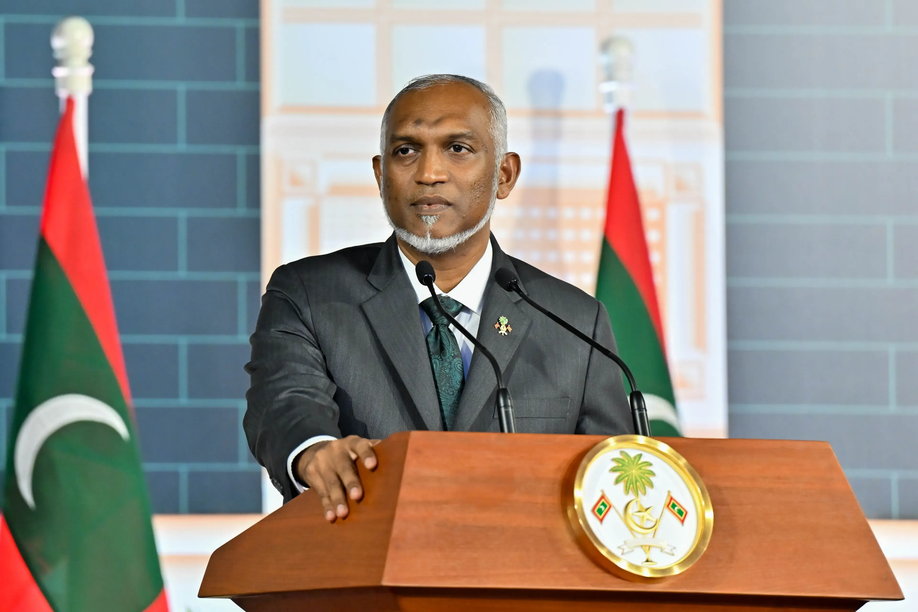 ދޮންބަންޑާރައިންގެ ޙިކްމަތާއި، ހުޝިޔާރުކަމާއި، މި ވަތަންގެ މައްޗަށް އޮތް ކުލުނު މި ފަސްގަނޑުގައި ވަނީ ދިރިދިރި: ރައީސުލްޖުމްހޫރިއްޔާ