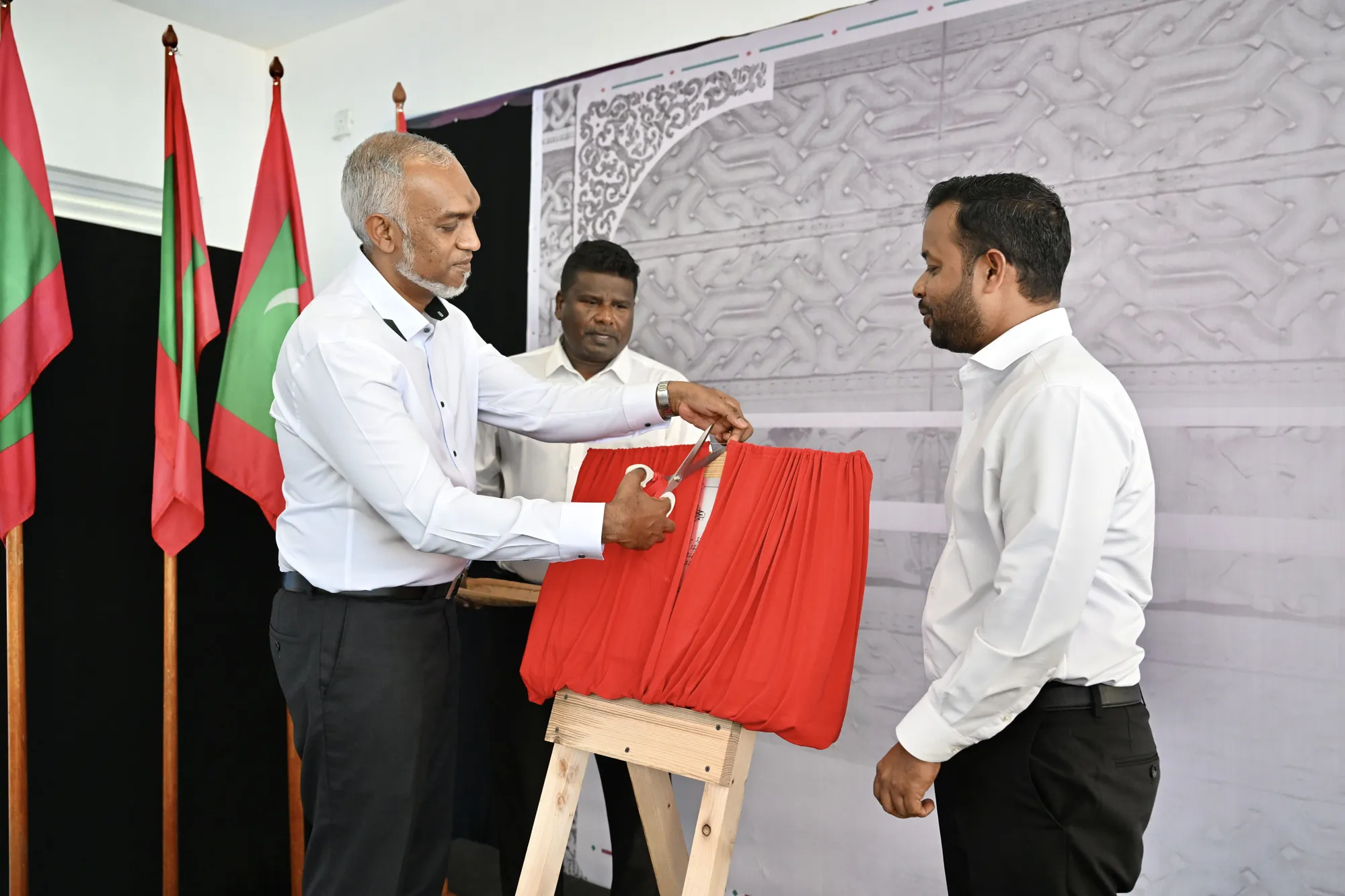 ރައީސް ޑރ.މުޢިއްޒު، ހޯނޑެއްދޫގެ ފެނާއި ނަރުދަމާގެ ޚިދުމަތް އިފްތިތާހްކޮށްދެއްވައިފި