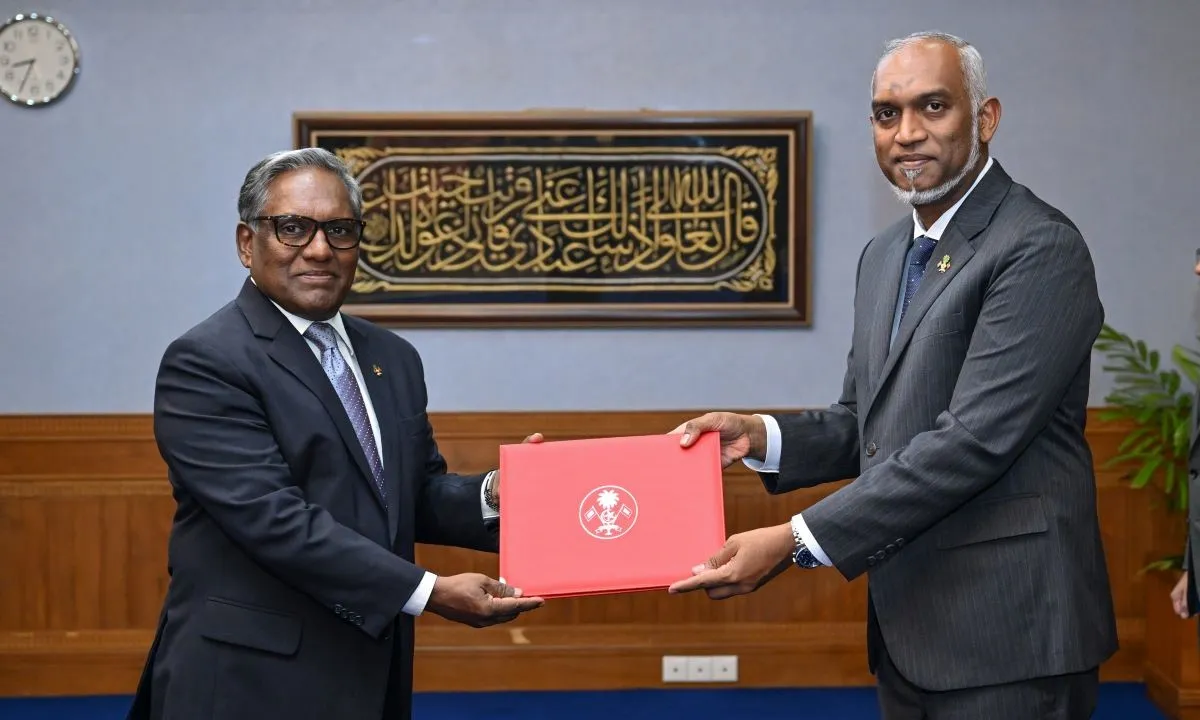President Dr Mohamed Muizzu presenting the appointment letter to Dr Mohamed Waheed (Photo/President's Office)