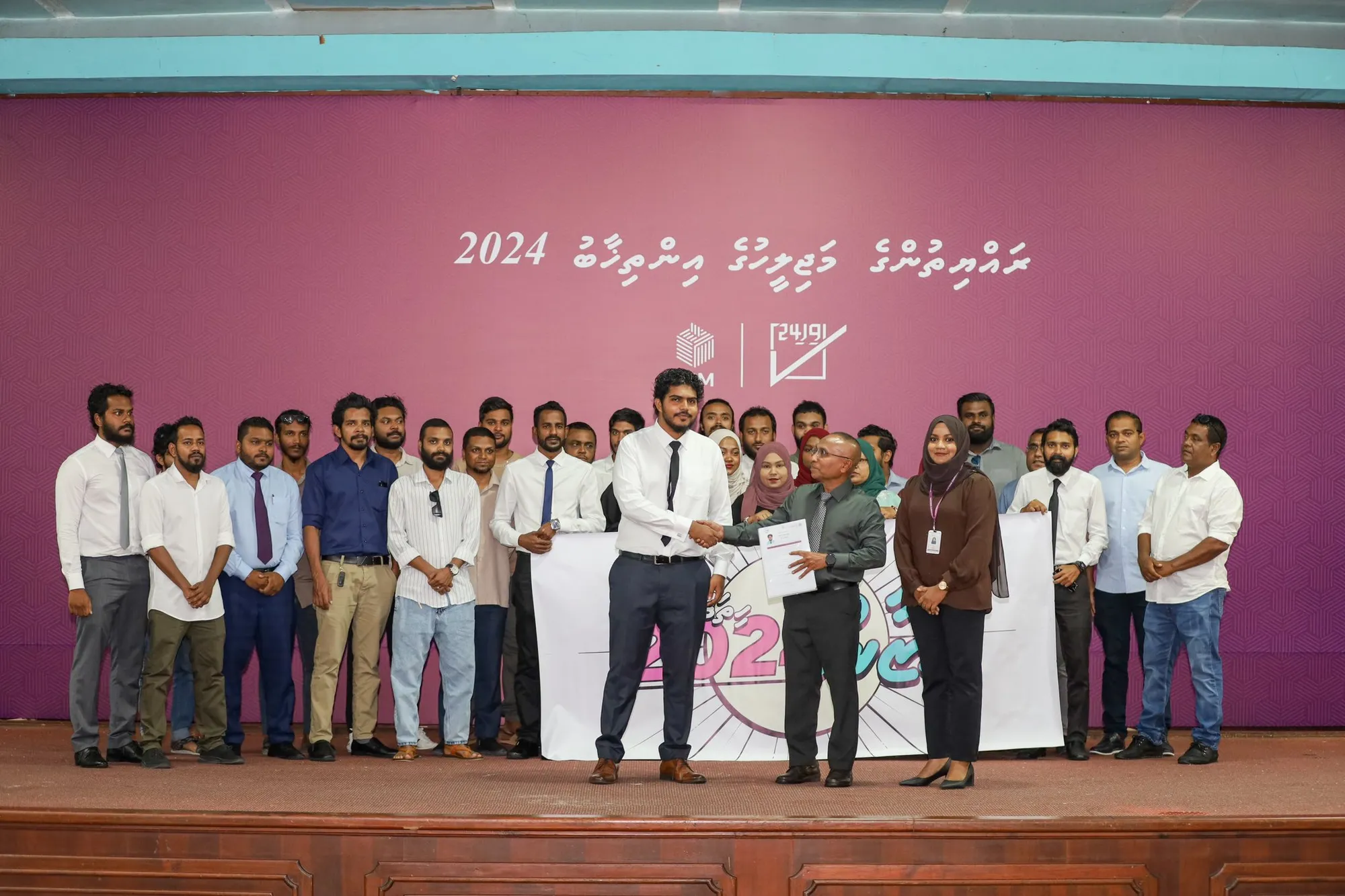 ވަރުގަދަ ޓީމަކާއިއެކު އަޒާންގެ ކެންޑިޑެންސީ ފޯމު ހުށަހަޅައިފި