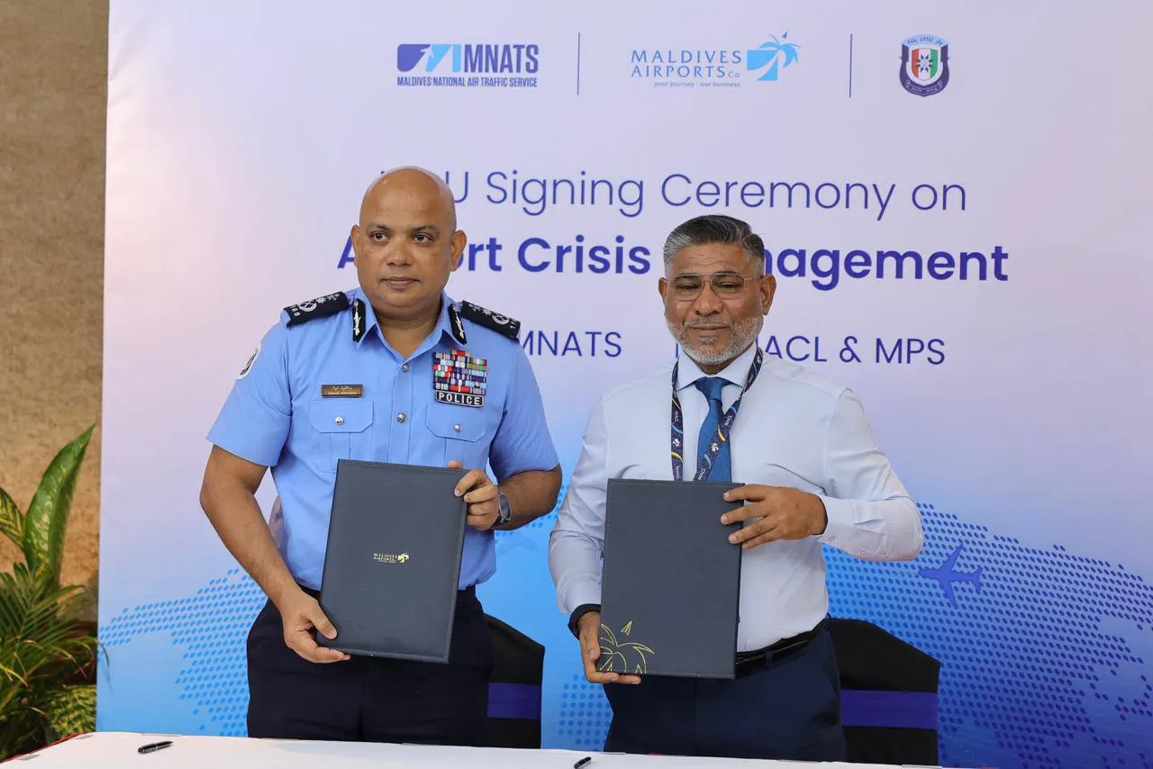 Commissioner of Police Ismail Naveen (L) and MACL Chief Executive Officer and Managing Director Ibrahim Shareef Mohamed (R) during MoU signing ceremony today (Photo/Maldives Police)