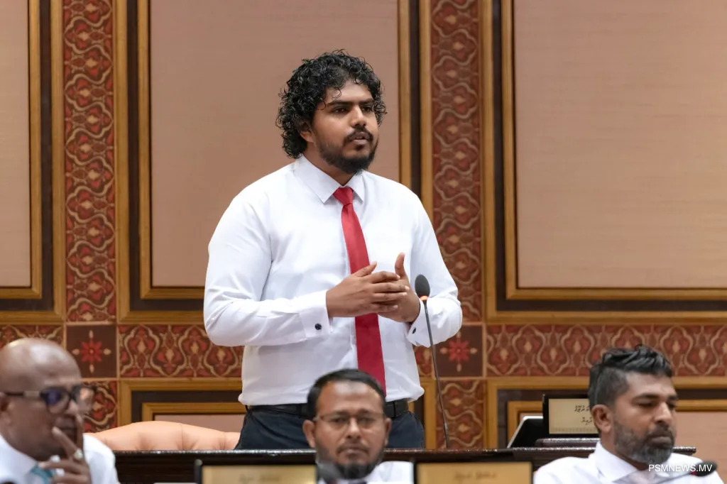 ‎ޑޮލަރުގެ ތާށިކަން ބޮޑުވީ މިމަހާއި ކުރިއަށް އޮތް މަހު ‎ރެކޯޑު އަދަދަކަށް ބޭރުގެ ދަރަނި އަދާކުރަންޖެހުން: އަޒާން