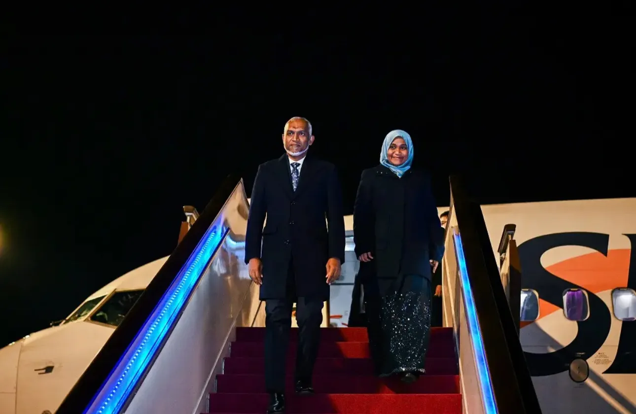 އިނގިރޭސިވިލާތަށް ކުރެއްވި ނުރަސްމީ ދަތުރުފުޅު ނިންމަވައިލެއްވުމަށްފަހު ރައީސް މުޢިއްޒުގެ ދެކަނބަލުން މާލެ ވަޑައިގެންފި