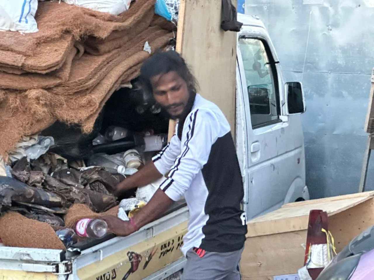 ޓީ ޖެޓީ ސަރަހައްދަށް ކުނި އަޅަމުންދާ ފަރާތެއް ހޯދާ ޖޫރިމަަނާ ކޮށްފި