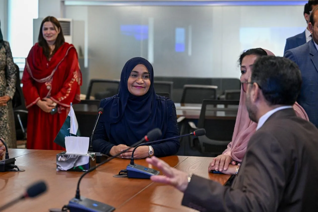 ފަސްޓް ލޭޑީ، ޕާކިސްތާނުގެ ހެލްތު އިންސްޓިޓިއުޓަށް ޒިޔާރަތް ކުރައްވައިފި