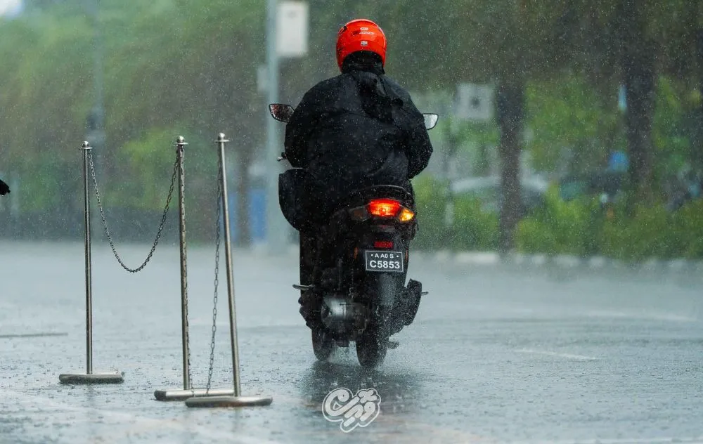 Person on a motorbike on a rainy day (Photo/Voice)