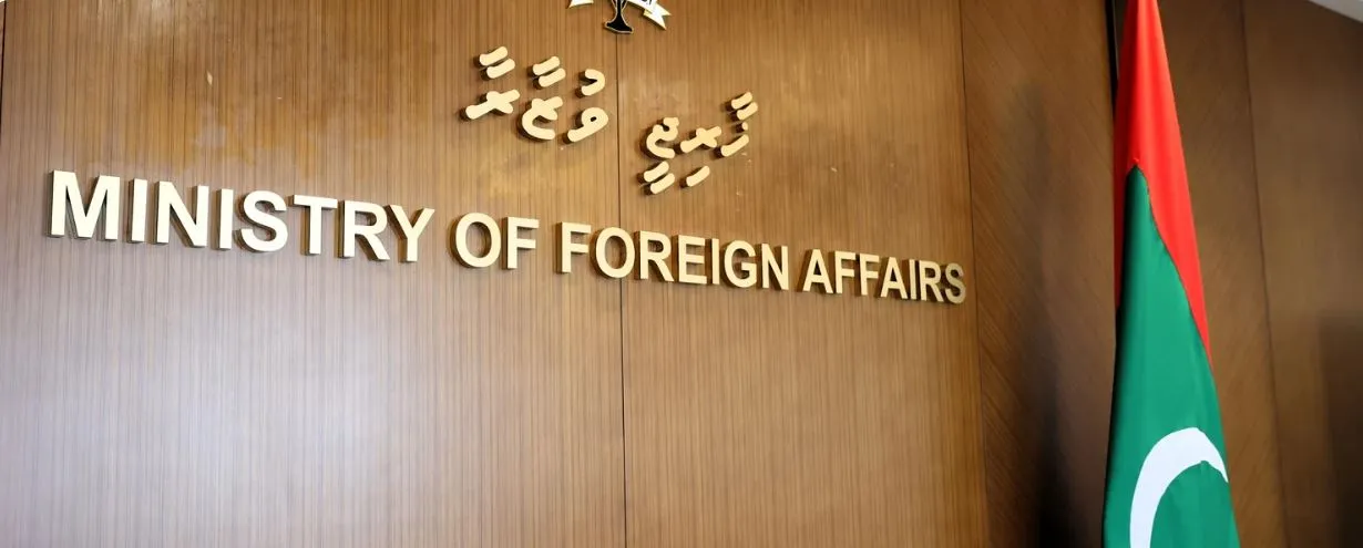 ސިންގަޕޫރުގެ މިނިވަންދުވަހުގެ މުނާސަބަތުގައި ޚާރިޖީ ވަޒީރު ، އެ ޤައުމުގެ ޚާރިޖީ ވަޒީރަށް ތަހުނިޔާ ފޮނުއްވައިފި