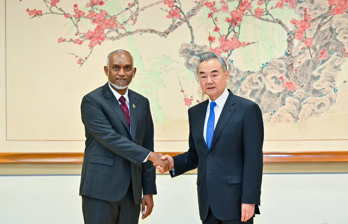 ޗައިނާގެ ފޮރިން މިނިސްޓަރާ ރައީސް މުޢިއްޒު ބައްދަލުކުރައްވައިފި