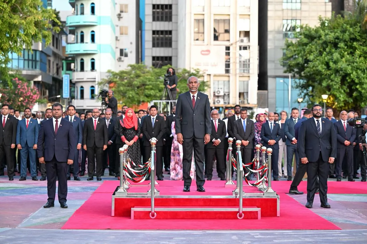 ގައުމީ ދުވަހުގެ ދިދަ ނެގުމުގައި ރައީސް މުޢިއްޒުގެ ދެކަނބަލުން ބައިވެރިވެވަޑައިގެންފި