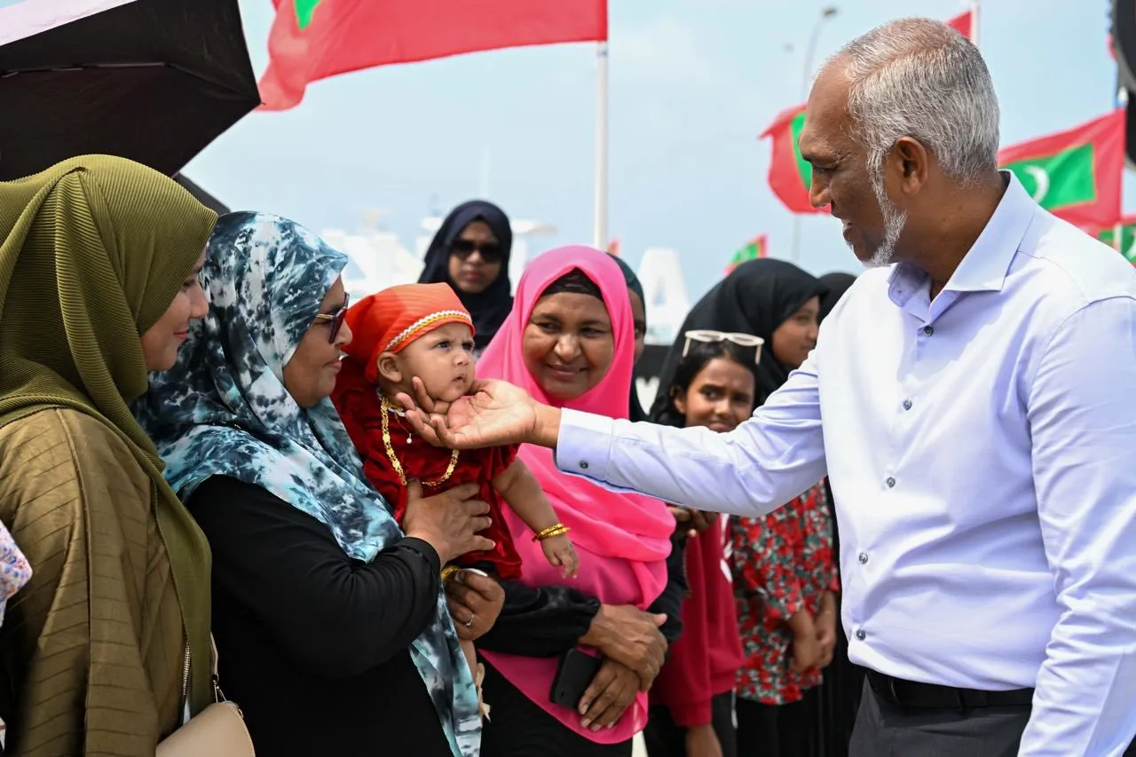 ރ.އަލިފުށިން ރައީސް ޑރ.މުއިއްޒަށް ހޫނު މަރުހަބާއެއް!