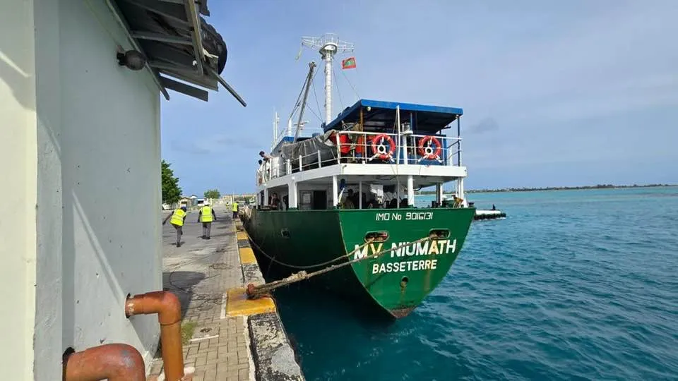 އިންޑިއާއިން 300 މެޓުރިކް ޓަނުގެ ކާގޯ ހިފައިގެން ބޯޓެއް ހިތަދޫ ޕޯޓަށް