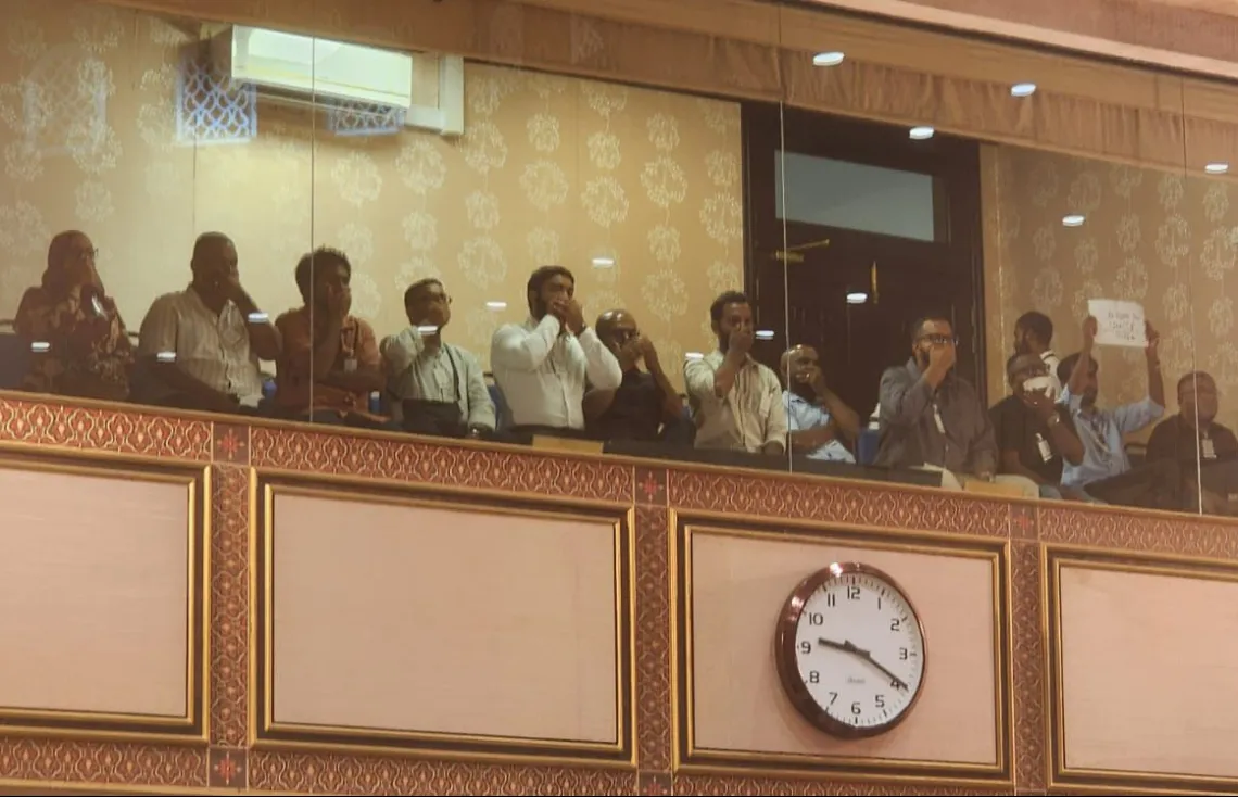 މީޑިއާ ބިލާ ގުޅިގެން، މަޖިލީހުގެ ގެލަރީގައި ނޫސްވެރިން އިހްތިޖާޖުކޮށްފި