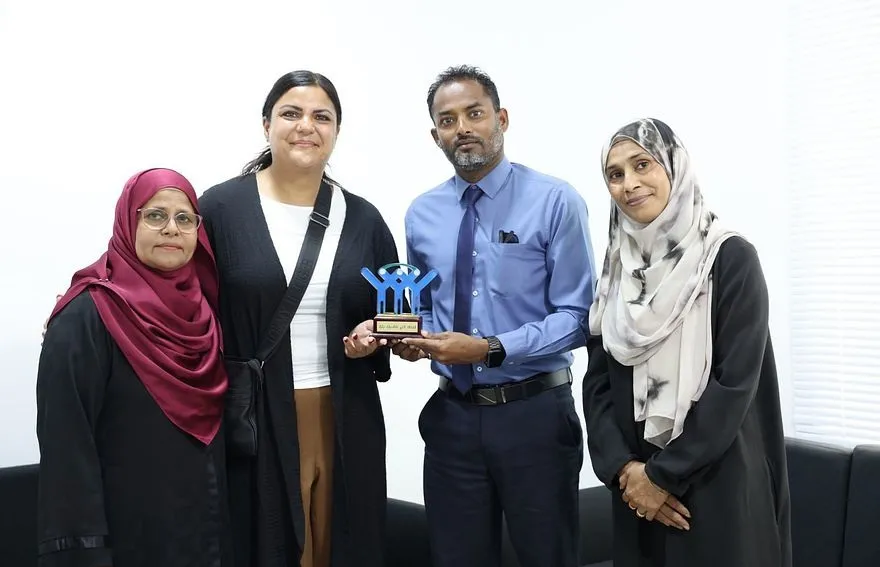 މާފުއްޓަށް ދިޔަ ޓޫރިސްޓަކު މިސްކިތްތަކުގެ މަރާމާތަށް އެހީ ދީފި
