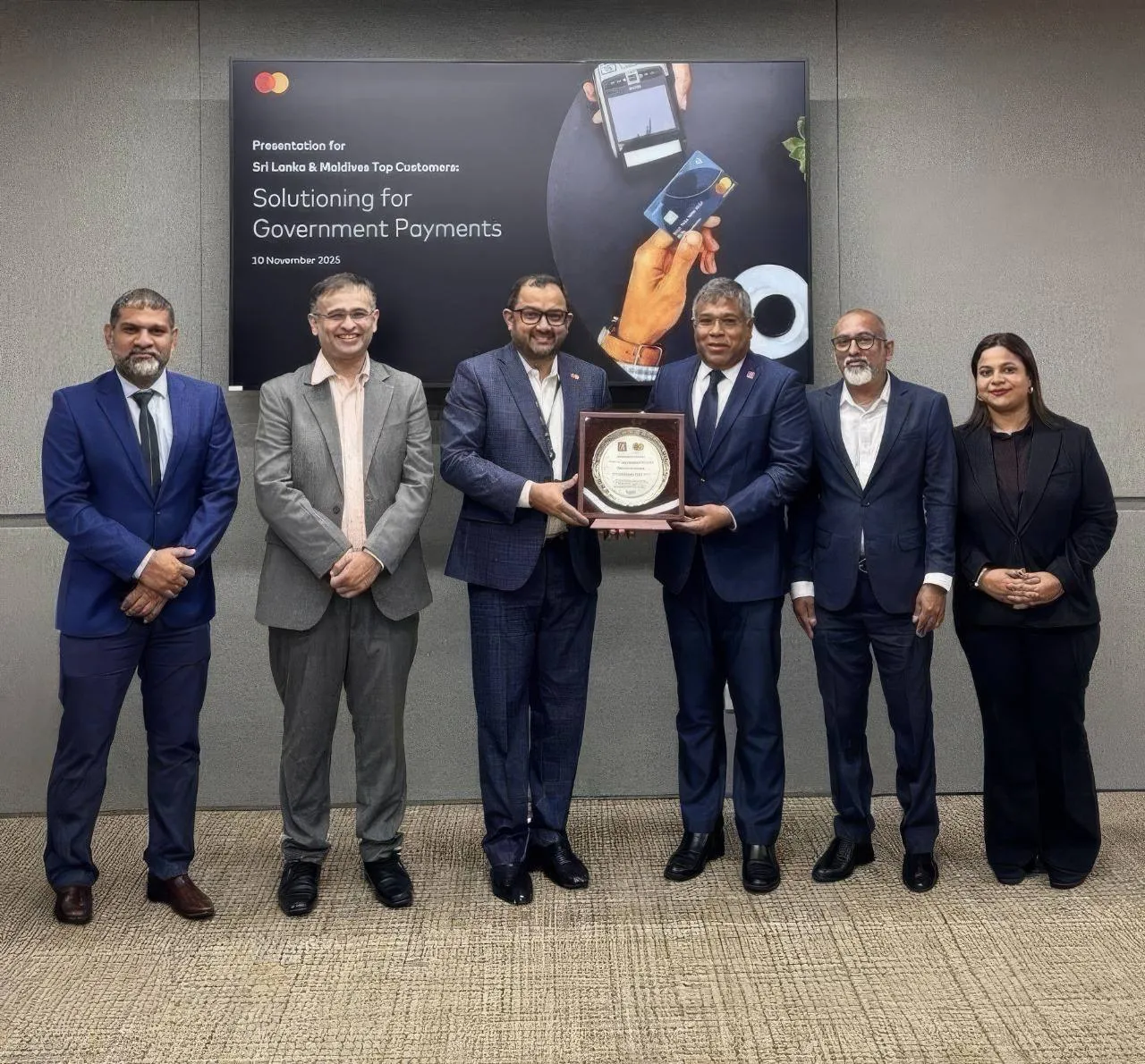 BML’s Chief Executive Officer and Managing Director Mohamed Shareef accepting the award handed over by Mastercard’s Country Manager for Sri Lanka and the Maldives, Sandun Hapugoda (Photo/BML)