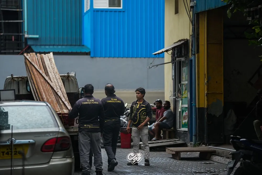 ފީ ނުދައްކާ ދިހަހާހަށްވުރެ ގިނަ ފަރާތްތަކުގެ ނަންމަތީ ލައްކައަކަށްވުރެ ގިނަ ބިދޭސީން!