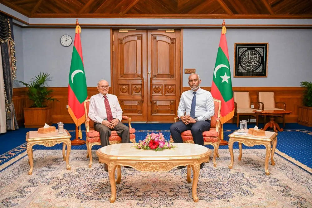 Former President Maumoon Abdul Gayoom (left) and President Dr. Mohamed Muizzu (right) (Photo/President's Office)