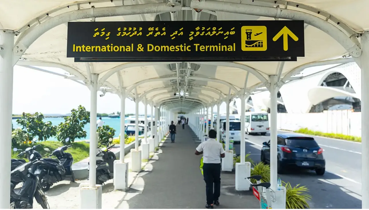 އެއާޕޯޓް ލަގެޖް އުފުލާ އުޅަނދެއް ތަނެއްގައި ޖެހި އެކްސިޑެންޓެއް ހިނގައި ދިވެއްސަކު މަރުވެއްޖެ