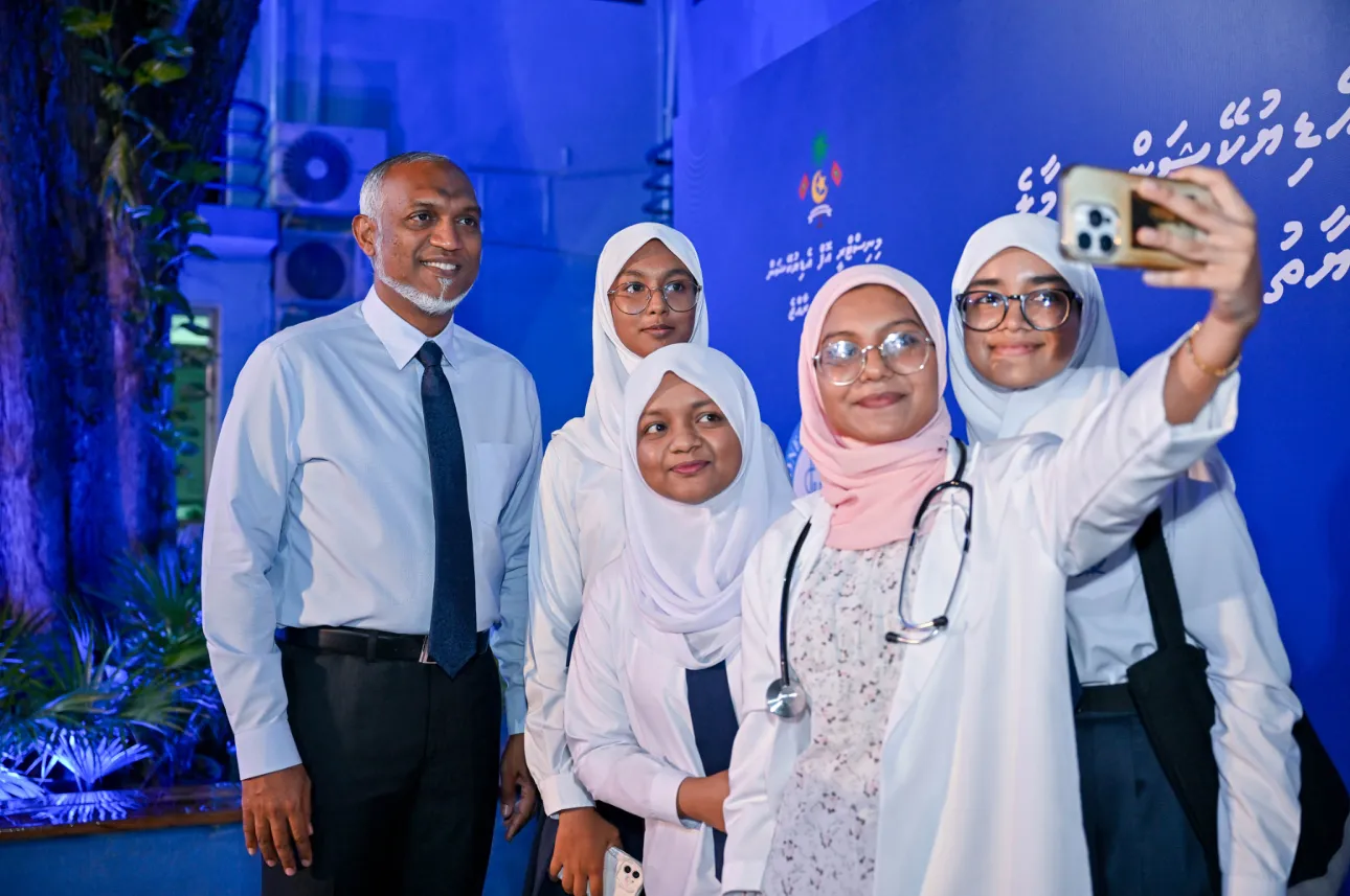 އެއް ރޫޙެއްގައި ތަޢުލީމީ ދާއިރާގެ ކުރިއެރުމަށް މަސައްކަތްކޮށްދިނުމަށް ރައީސް މުޢިއްޒު އެދިވަޑައިގެންފި!