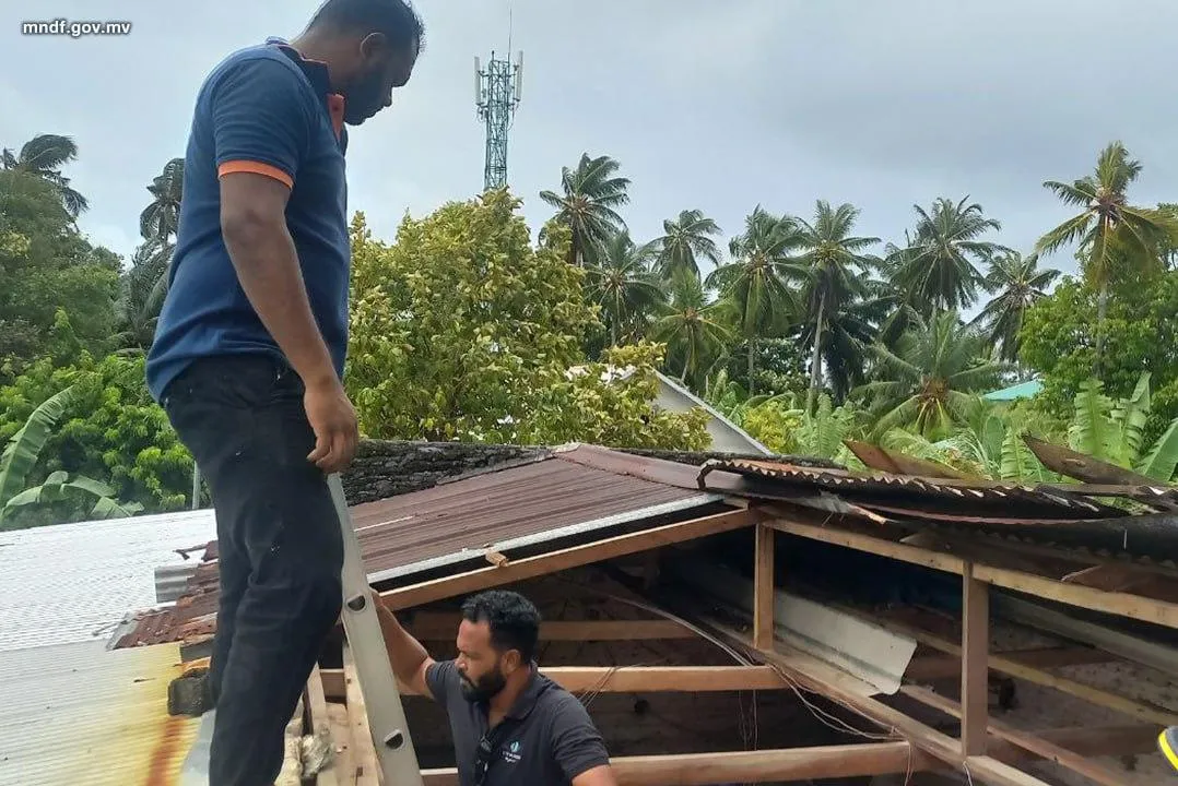 ގަދަ ވަޔާއެކު މަރަދޫ ފޭދޫ ގެއެއްގެ ފުރާޅު އެއްލާލައިފި