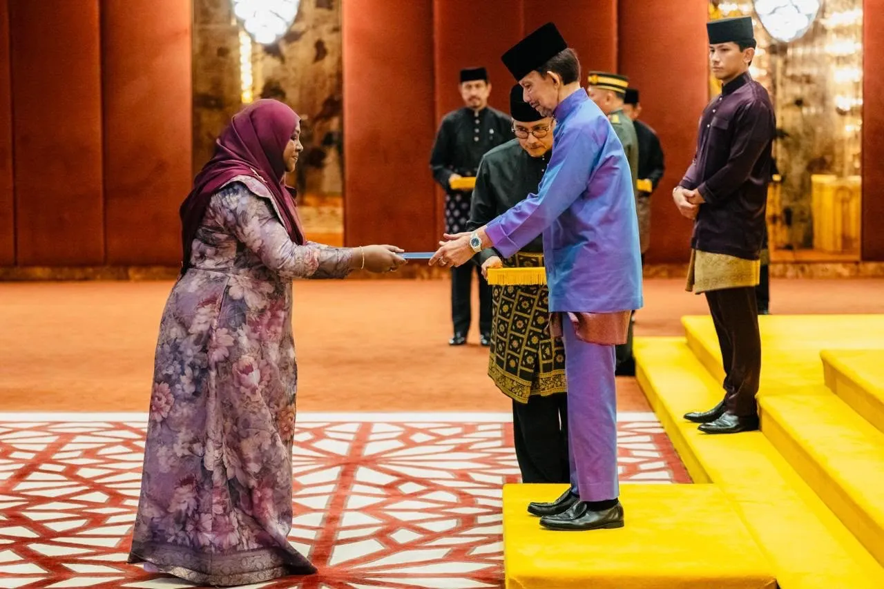 Maldives’ Non-Resident High Commissioner to Brunei Darussalam, Dr. Mariyam Shabeena Ahmed, presented her Letters of Credence to Sultan Hassanal Bolkiah (Photo/Ministry of Foreign Affairs) 