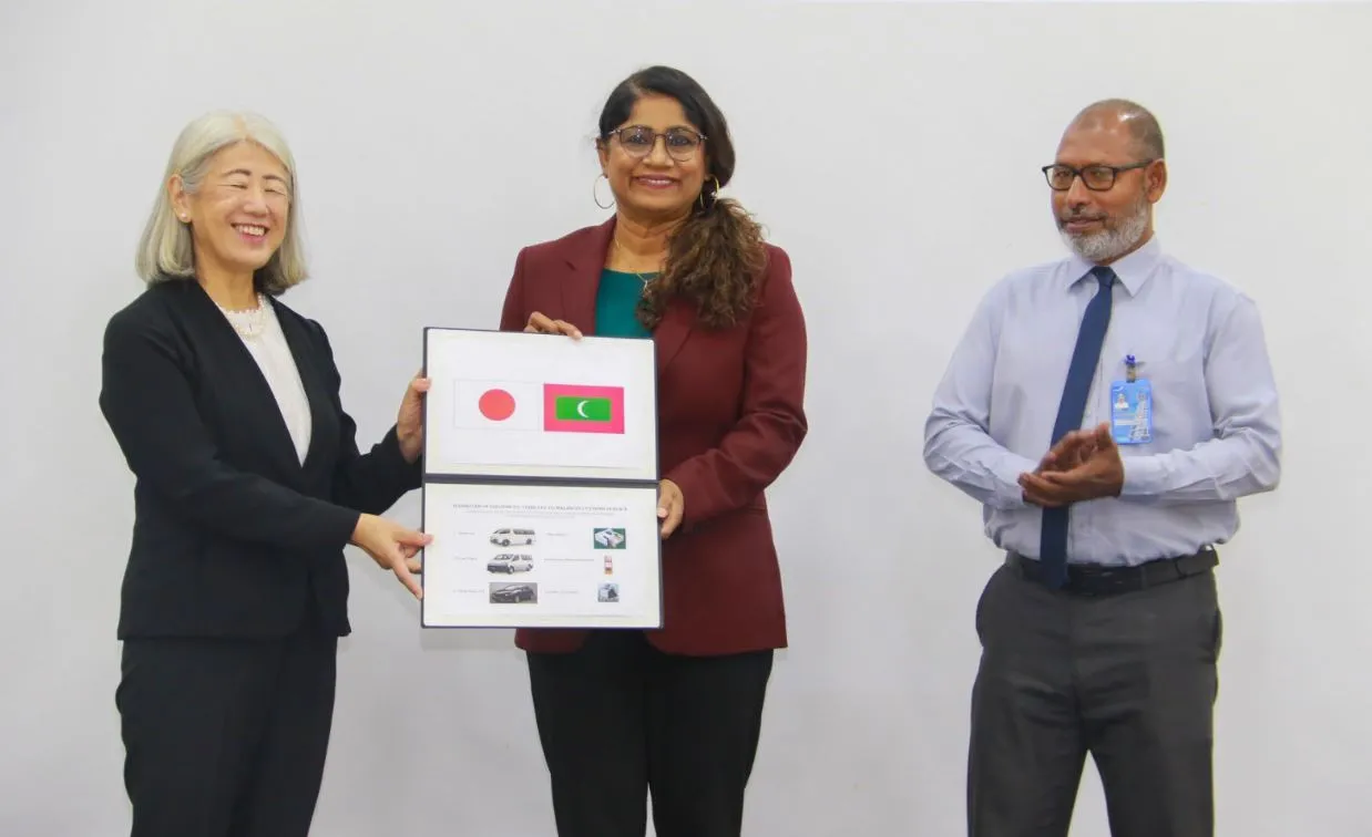 Minister Maria receiving the grant provided by Japanese government