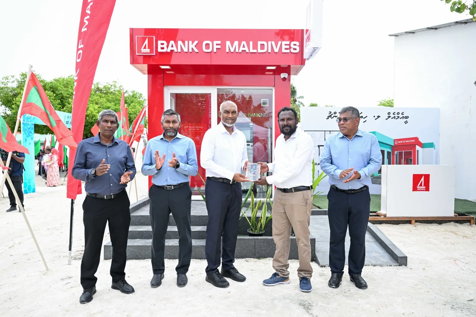 During the ATM opening ceremony in L. Hithadhoo (Photo/President's Office)