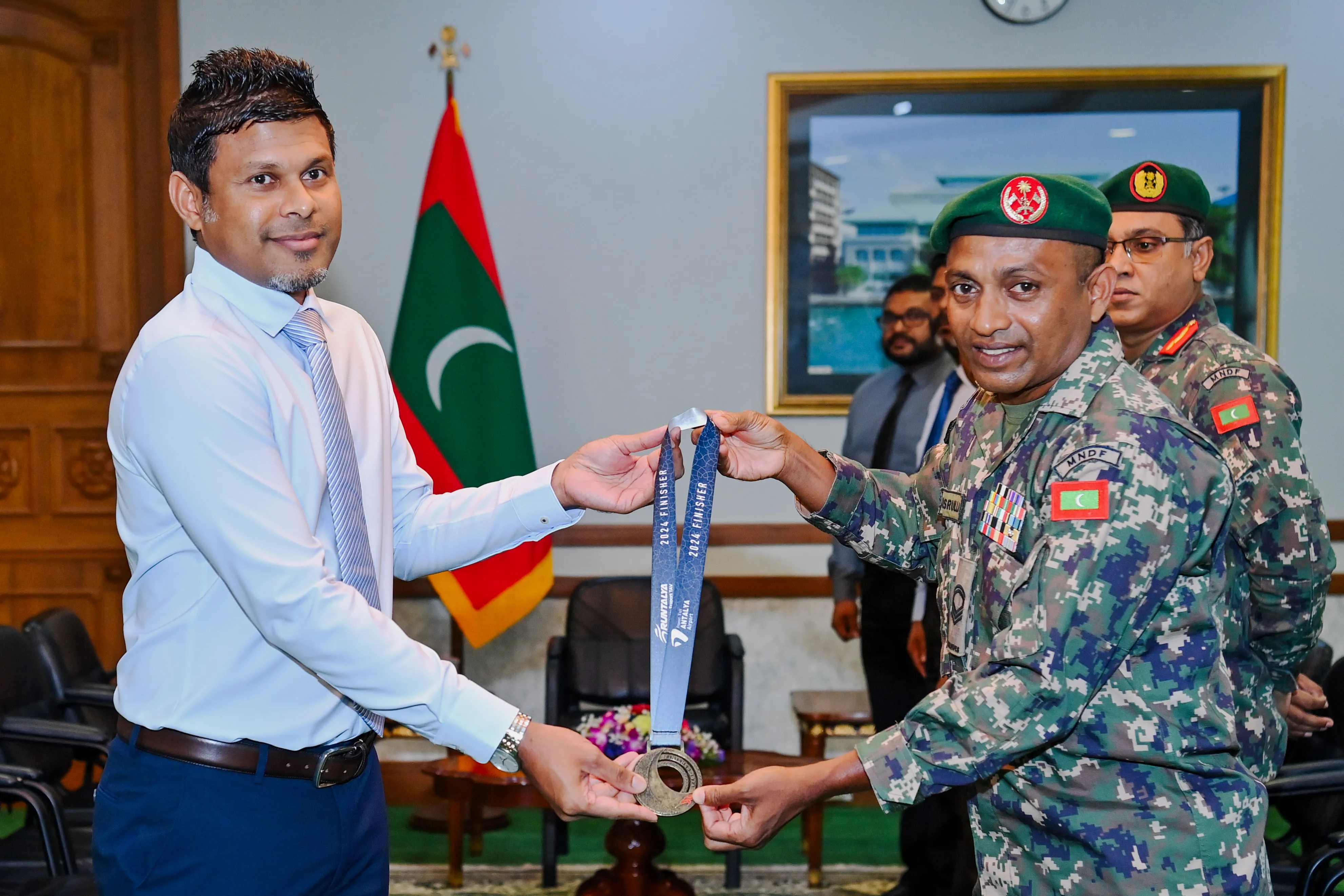 ދުވުންތެރިޔާ ނަޞްރުﷲ އަޙްމަދުގެ 95 ވަނަ މެރެތަންގެ މެޑައްޔާއި ޖަރޒީ ރައީސުލްޖުމްހޫރިއްޔާގެ ނައިބަށް ހަދިޔާކުރައްވައިފި
