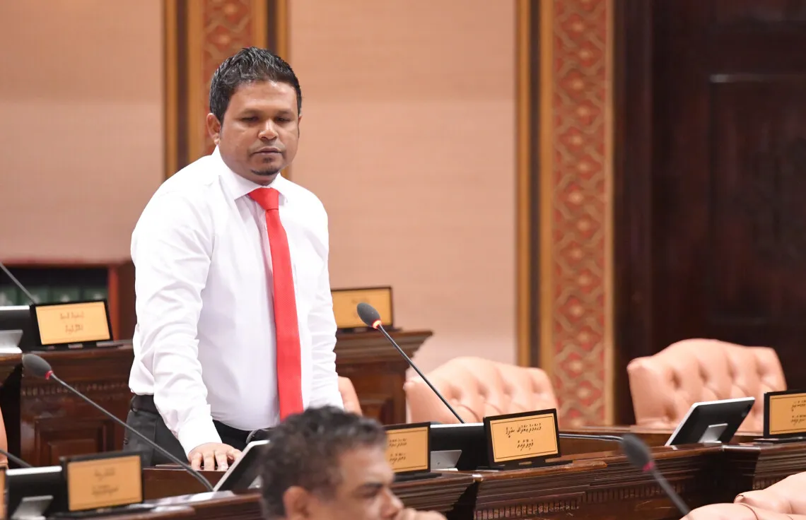 ޚިޔާލުފާޅުކުރުމާއި ނޫސްވެރިކަމުގެ މިނިވަންކަމަށް ހުރަސްއެޅުމާ ދެކޮޅަށް މަޖިލީހަށް ކުއްލި މައްސަލައެއް