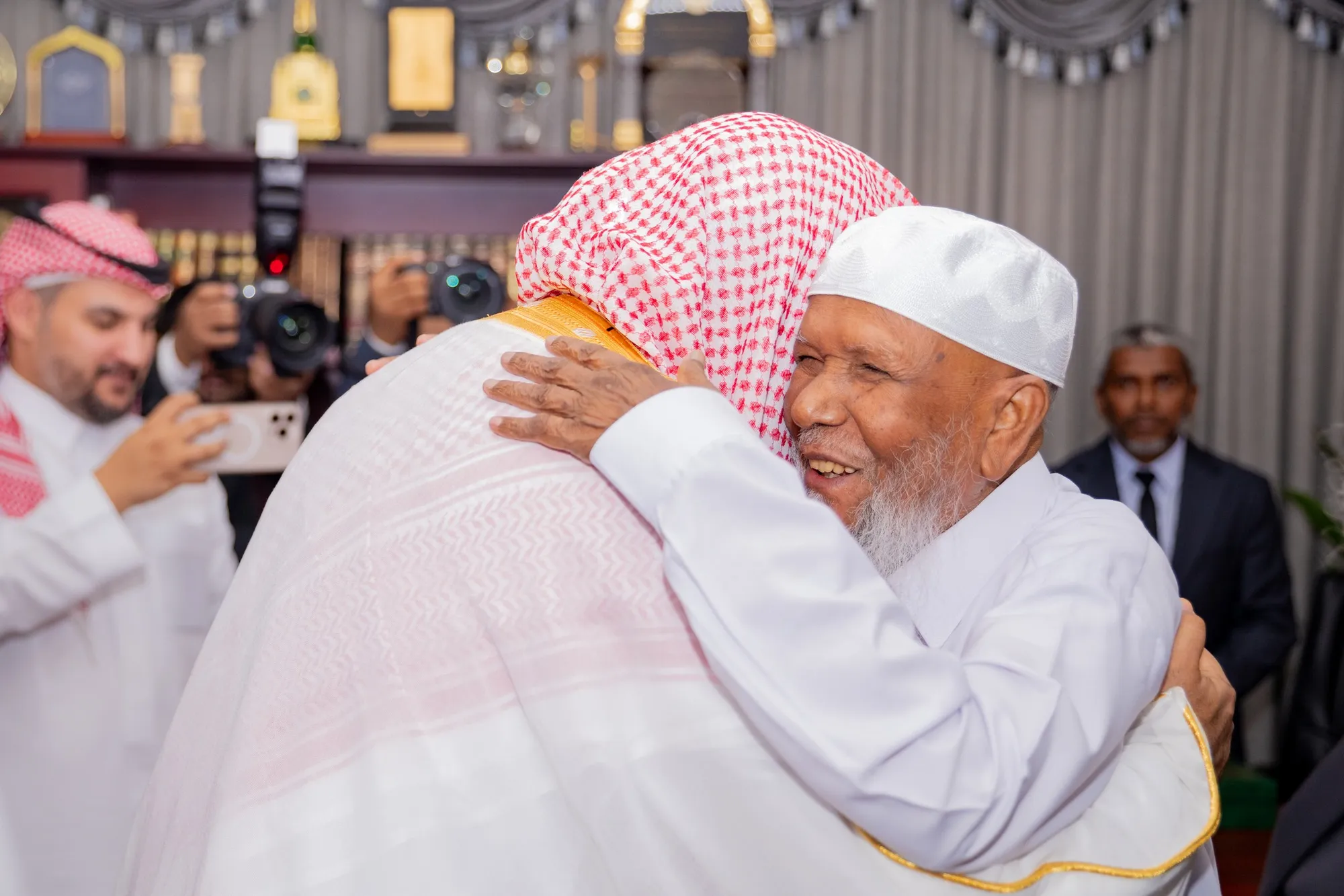 އުފާވެރި ބައްދަލްވުމެެއް: މަދީނާގެ ފުރަތަމަ ދިވެހި ދަރިވަރާއި ނަބަވީގެ އިމާމުގެ ބައްދަލްވުމެއް