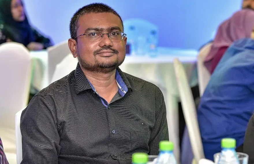 އިންސާފުވެރިކަމާއެކު މަސައްކަތްކުރުމަށް ހުރަސްތަކެއް ހުރި ކަމަށް ވިދާޅުވެ، މީޑިއާ ކޮމިޝަންގެ ރައީސް އިސްތިއުފާ ދެއްވައިފި