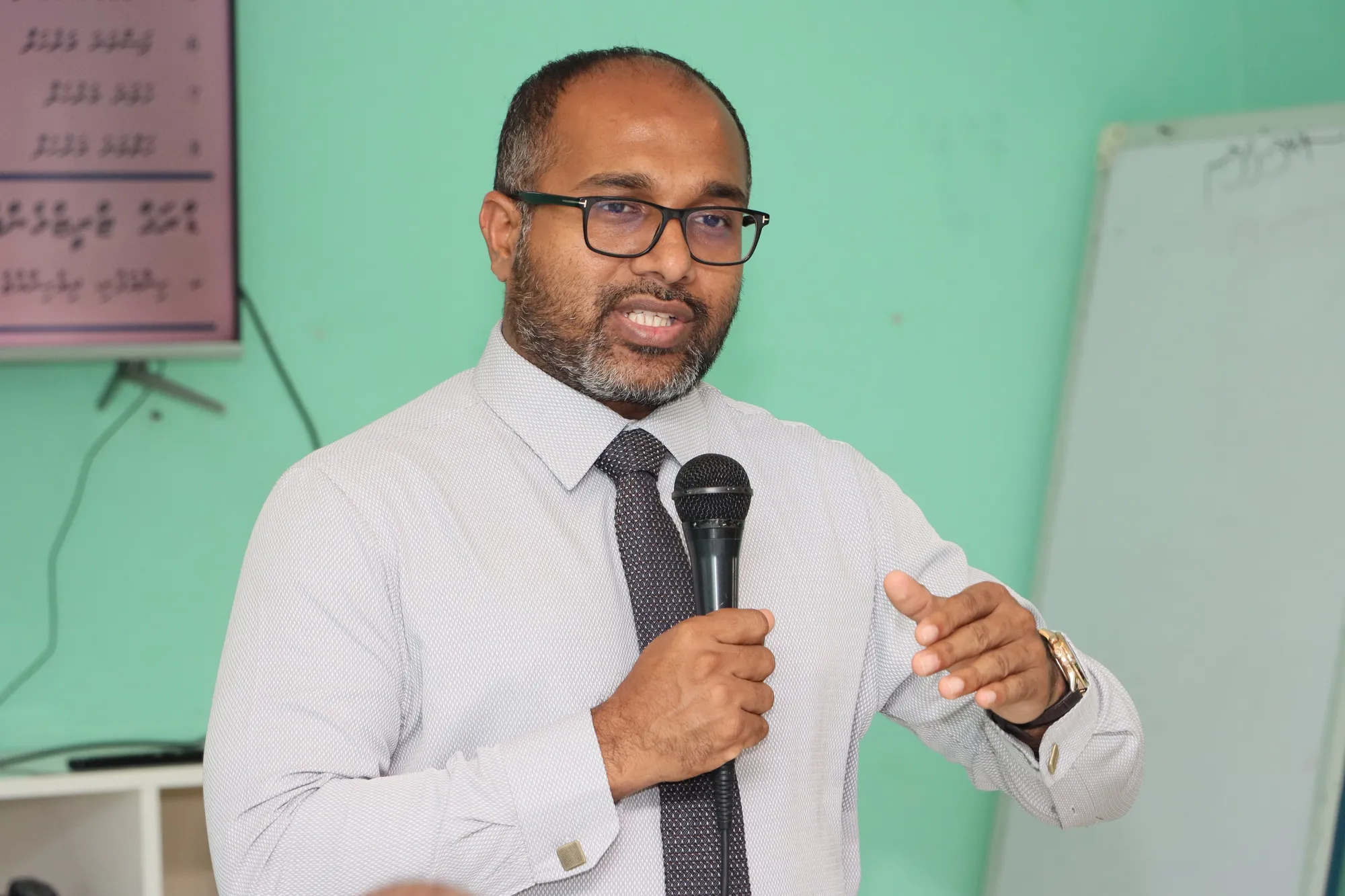 އިކޮނޮމިކް މިނިސްޓްރީގެ ސައިޓްގައި އޮތީ ރާއްޖެގައި ބަންގްލަދޭޝް މީހުން ތިބި ޢަދަދެއް ނޫން: ވަޒީރު އިޙްސާން