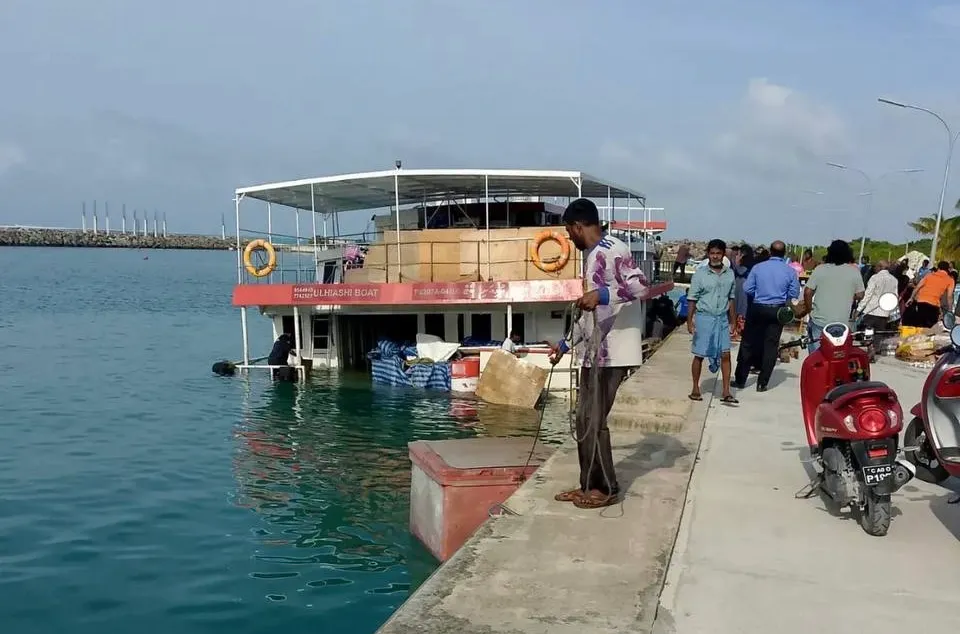 ބިލެތްފައްސަށް އަށް ދިޔަ މުދާ އުފުލާ ބޯޓެއް ފަޅައިގެން ގޮސް އަޑިއަށް ހިގައްޖެ