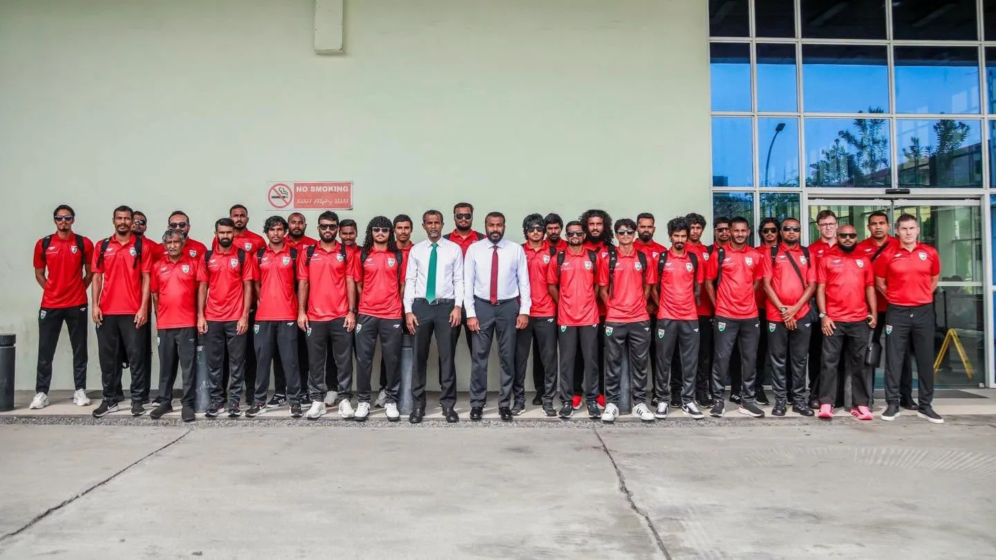 އިންޑޮނޭޝިއާއަށް ފުރި ޓީމާ އެކު އެފްއޭއެމްގެ ރައީސް އަހުމަދު ތޯރިގު އަދި ސީނިއާ ވައިސް ޕްރެޒިޑެންޓް އަލީ އިބްރާހިމް (ކައްޕި) -- ފޮޓޯ/އެފްއޭއެމް