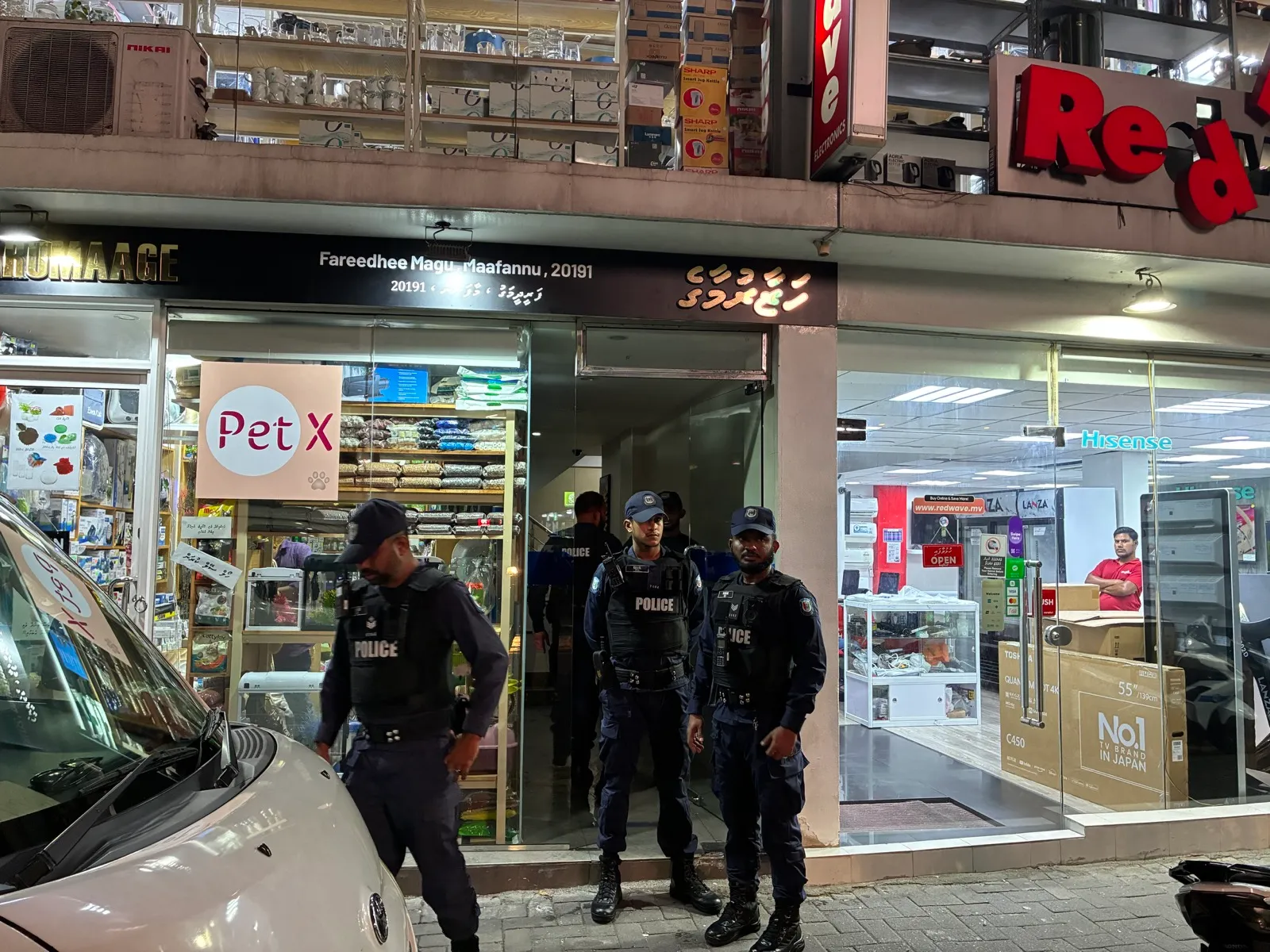 އަދަދު ނޫހުގެ އޮފީހަށް ފުލުހުންވަތް ވާހަކަ އާއެކު ރައީސަށް ކުރެވޭ ތުހުމަތުގެ ވާހަކަ ބައިނަލްއަޤުވާމީ މީޑިއާތަކުގެ ސުރުޚީއަށް