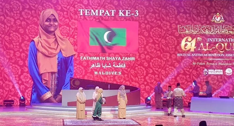 Fathimath Shaya Zahir receiving her award