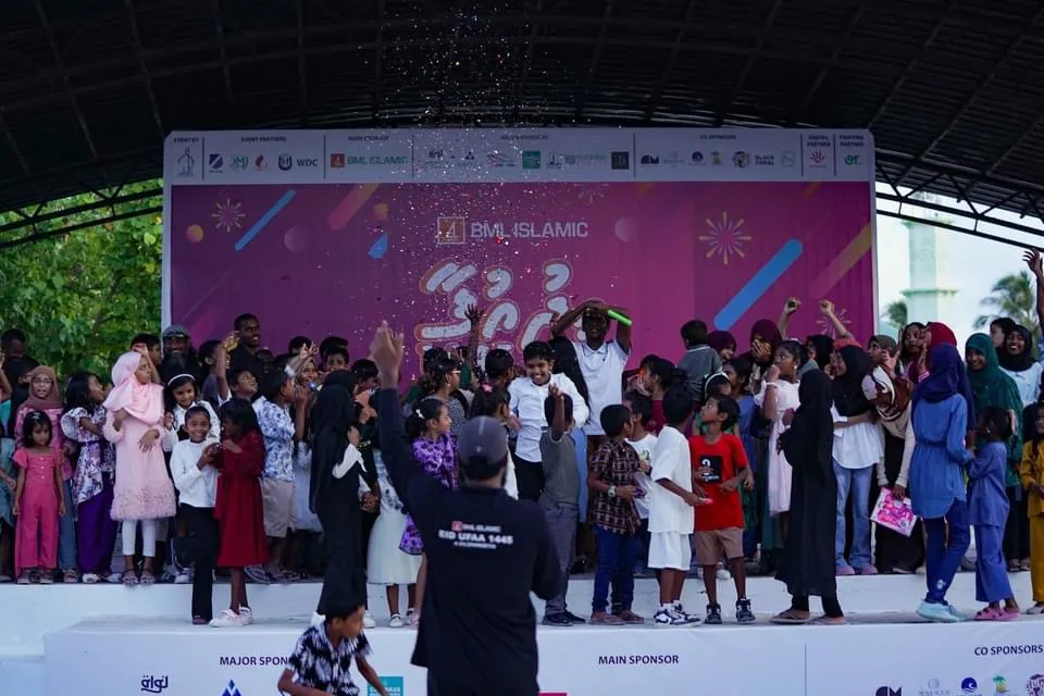 އަގުހުރި އިނާމްތަކާއިއެކު، ދަނގެތީ ޢީދު އުފާ ހަރަކާތްތައް ފަށައިފި؛ މިއަދުގެ ބޮޑު އިނާމަކަށް ދޫކޮށްލީ  ބޮޑު ފްރިޖެއް!