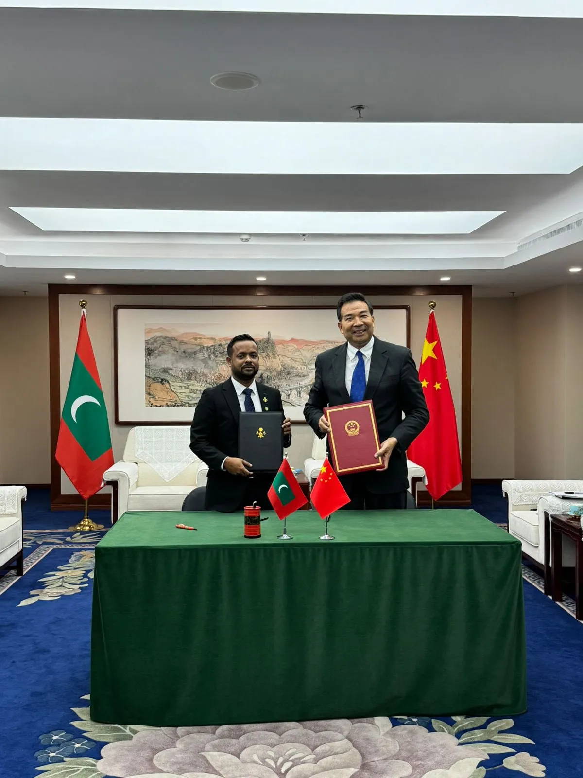 މާލެ އަދި ވިލިމާލޭގެ މަގުތައް އަލުން ތަރައްޤީކުރުމަށް ޗައިނާއާއެކު އެއްބަސްވުމެއްގައި ސޮއިކޮށްފި