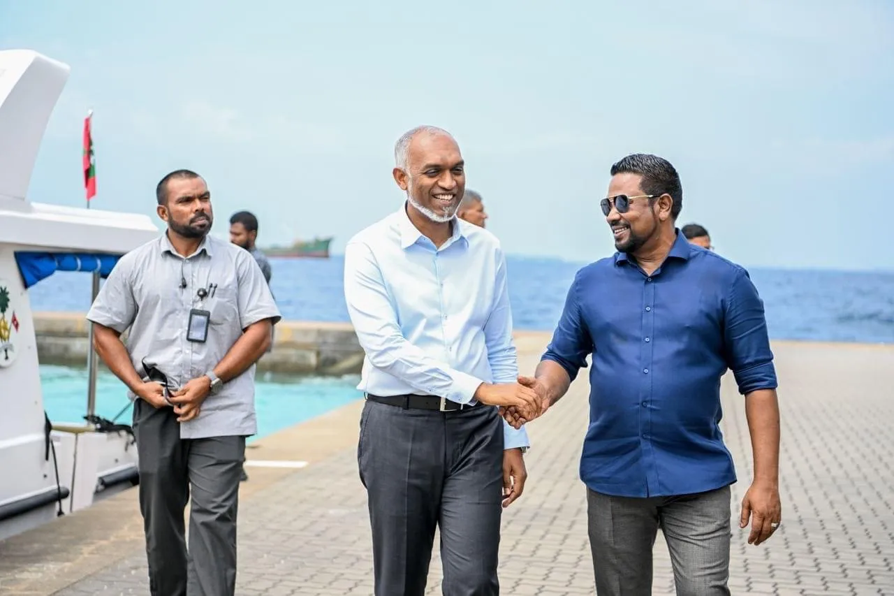 އެނގެމުން މިދަނީ ރައީސް މުޢިއްޒު ވަޢުދުވެވަޑައިގަންނަވަނީ ހަމައެކަނި ވޯޓު ހޯދާންނޫންކަން: މުހައްމަދު