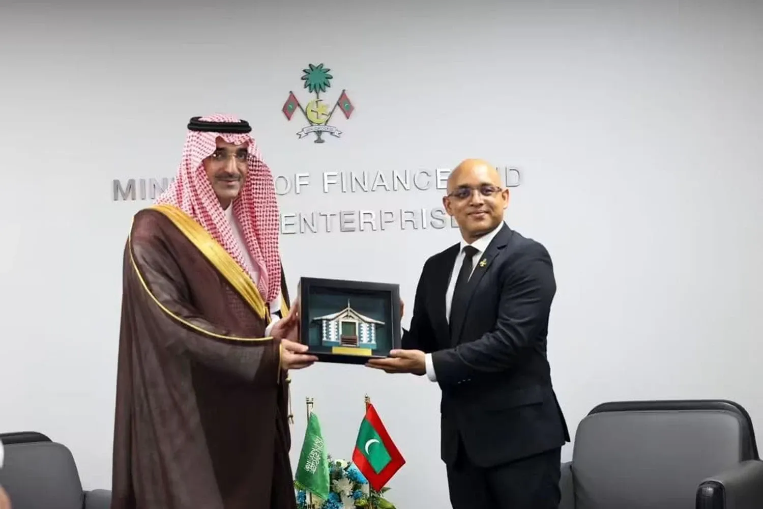 އިންފްރާސްޓްރަކްޗަރގެ އެކި މަޝްރޫޢުތަކަށް ބޭނުންވާ ފައިނޭންސިންގއާ ގުޅޭގޮތުން ފިނޭންސް މިނިސްޓަރ އަދި އެސް.އެފް.ޑީގެ ސީ.އީ.އޯ މަޝްވަރާކުރައްވައިފި