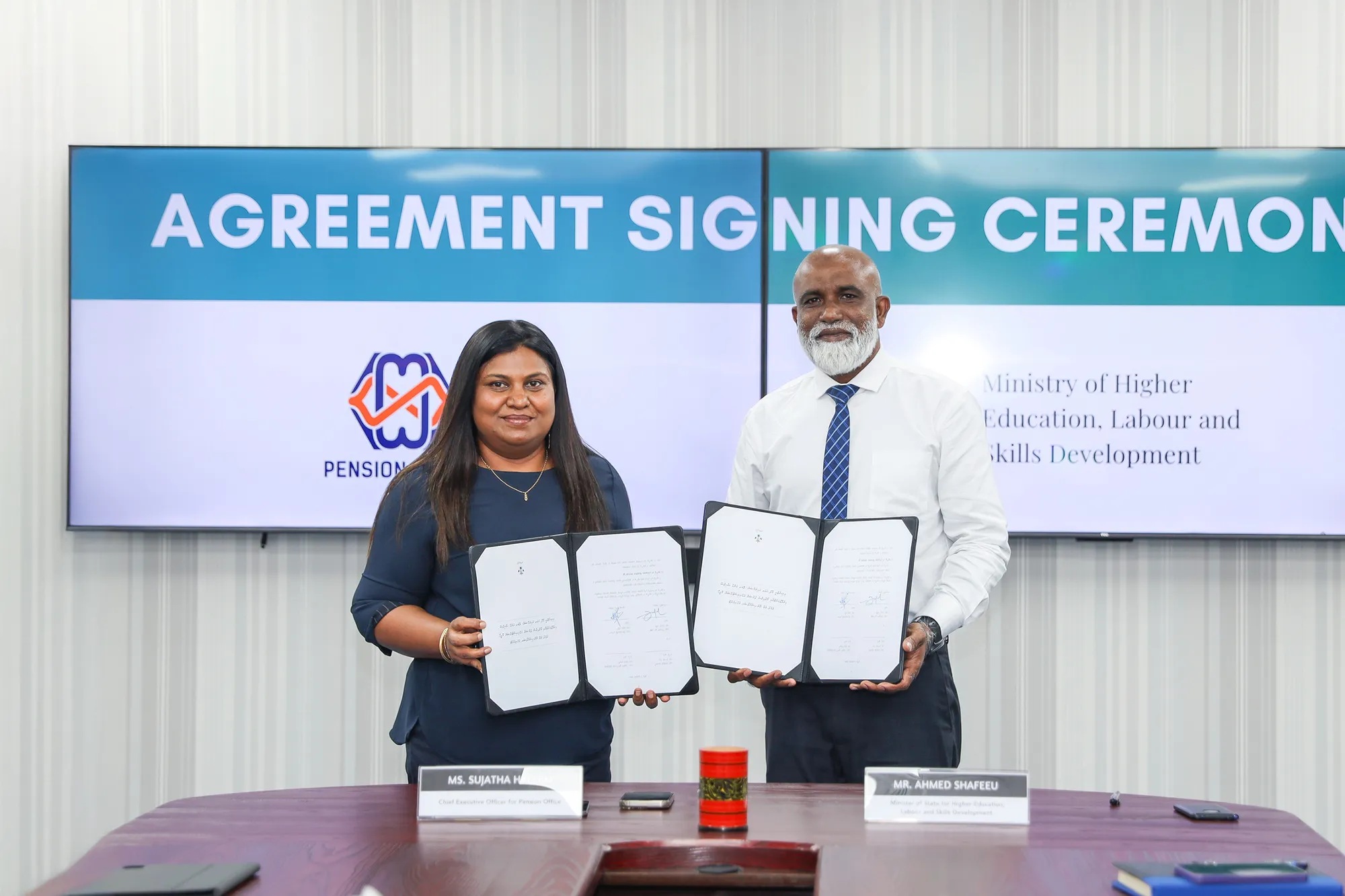 ވަޒީފާގެ ފުރުސަތުތައް ފަހިކޮށްދިނުމަށް ޕެންޝަން އޮފީހާއި މަތީ ތަޢުލީމާ ބެހޭ ވުޒާރާއާ ދެމެދު އެއްބަސްވުމެއްގައި ސޮއިކޮށްފި