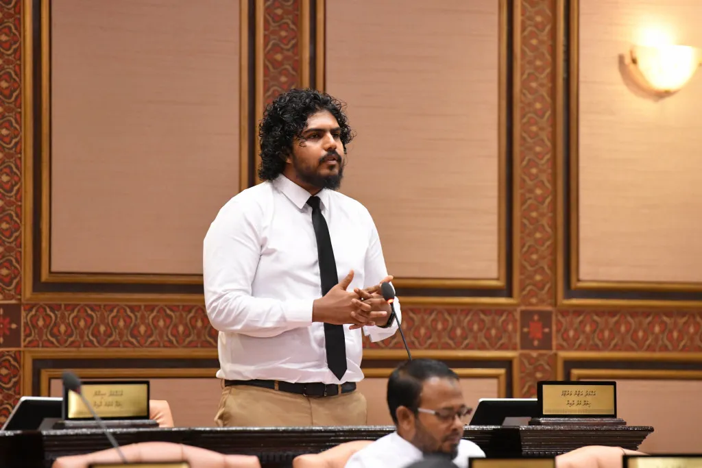 އަދިވެސް މި ހުރީ ސަރުކާރާއެކު: އަޒާން