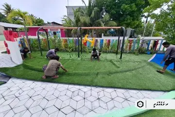 އާރުޑީސީން ރ. މަޑުއްވަރީ ކުޑަކުދިންގެ ޕާކުގައި ޓާފްއެޅުމުގެ މަސައްކަތްކޮށްފި