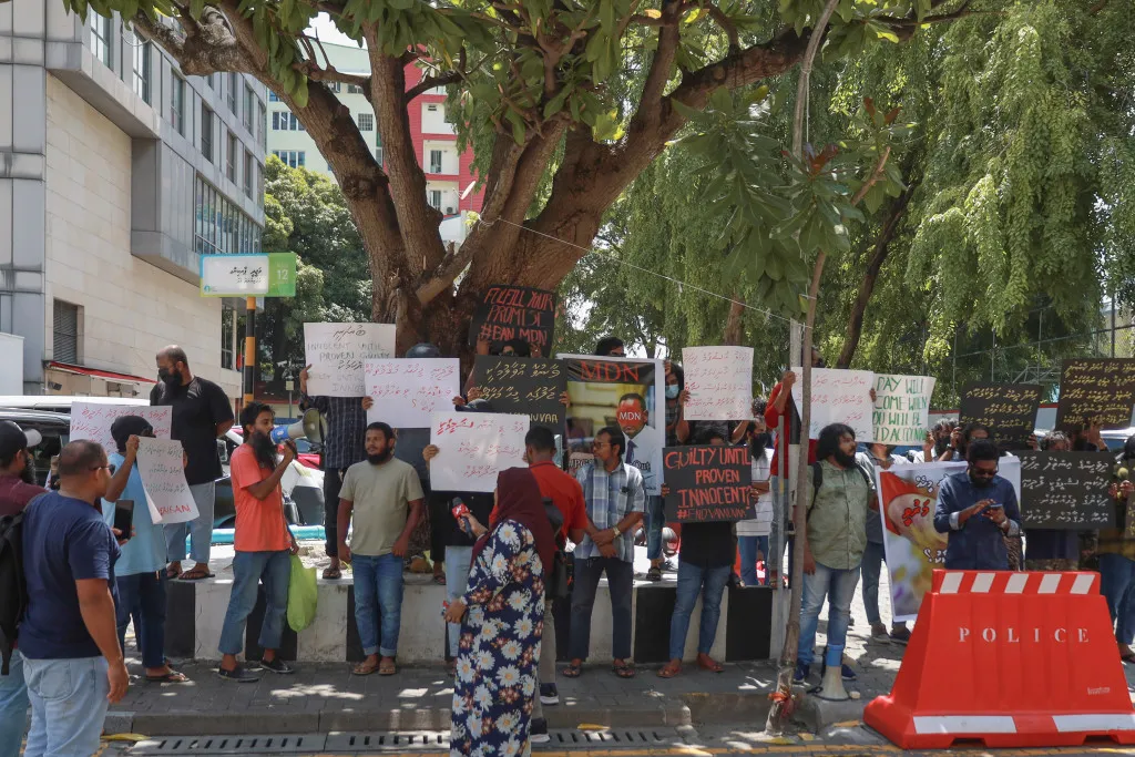ޕީޖީ ޝަމީމު މަގާމުން ވަކިކުރުމަށް ގޮވާލައި މަޖިލިސް ކުރިމަތީ މުޒާހަރާ ކުރަނީ