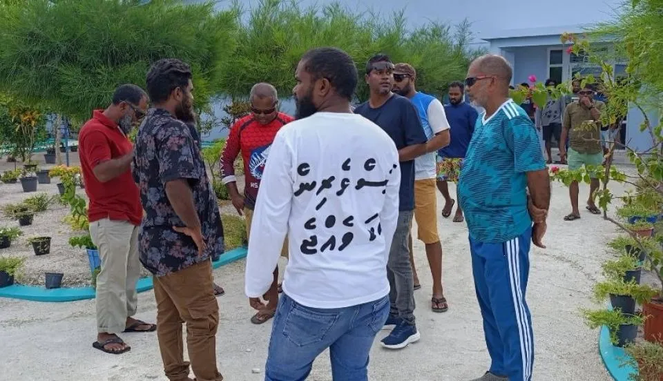 އައްޑޫ މުޒާހަރާ: މަސްފެކްޓްރީގެ ކަރަންޓް ކަނޑާލައި ތަނުގެ މުވައްޒަފުން ކެއުމަށް ބަހައްޓާފައި ހުރިތަކެތިވެސް ނަގައިފި