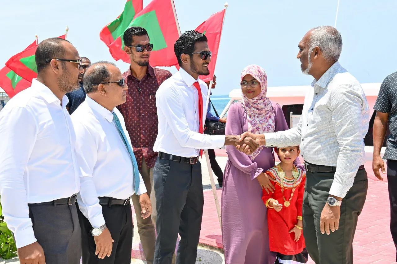 ދ، މ އަދި ވ އަތޮޅަށް ކުރެއްވި ދަތުރުފުޅަށް ފަހު ރައީސް ޑރ.މުއިއްޒު ގުރައިދުއަށް ވަޑައިގެންފި