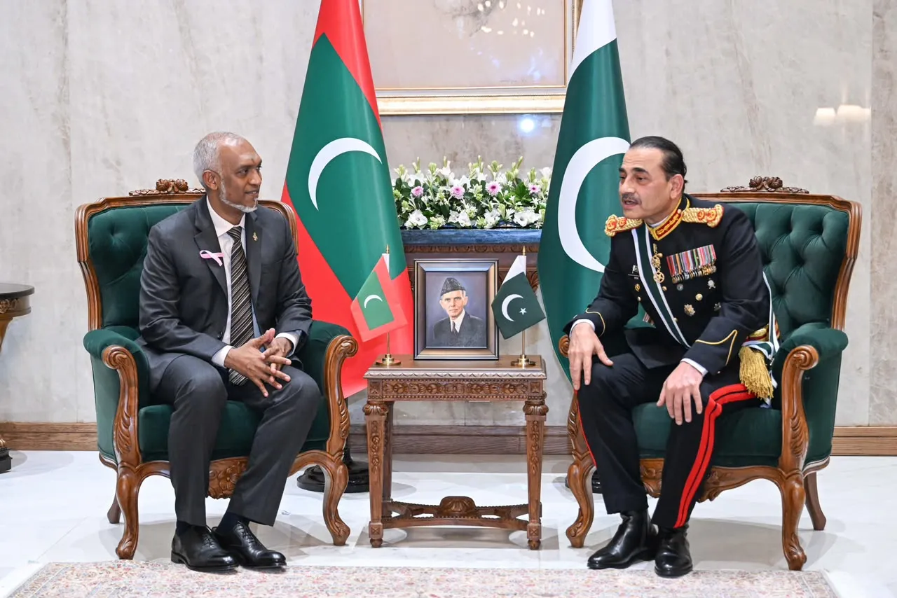 ރައީސް މުއިއްޒުއާ ޕާކިސްތާނުގެ ޗީފް އޮފް ޑިފެންސް ފޯސަސް އާސިމް ބައްދަލު ކުރައްވައިފި